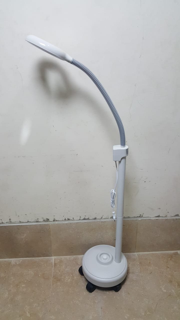 Magnifying Lamp LED With Floor Rolling Stand - Image 3