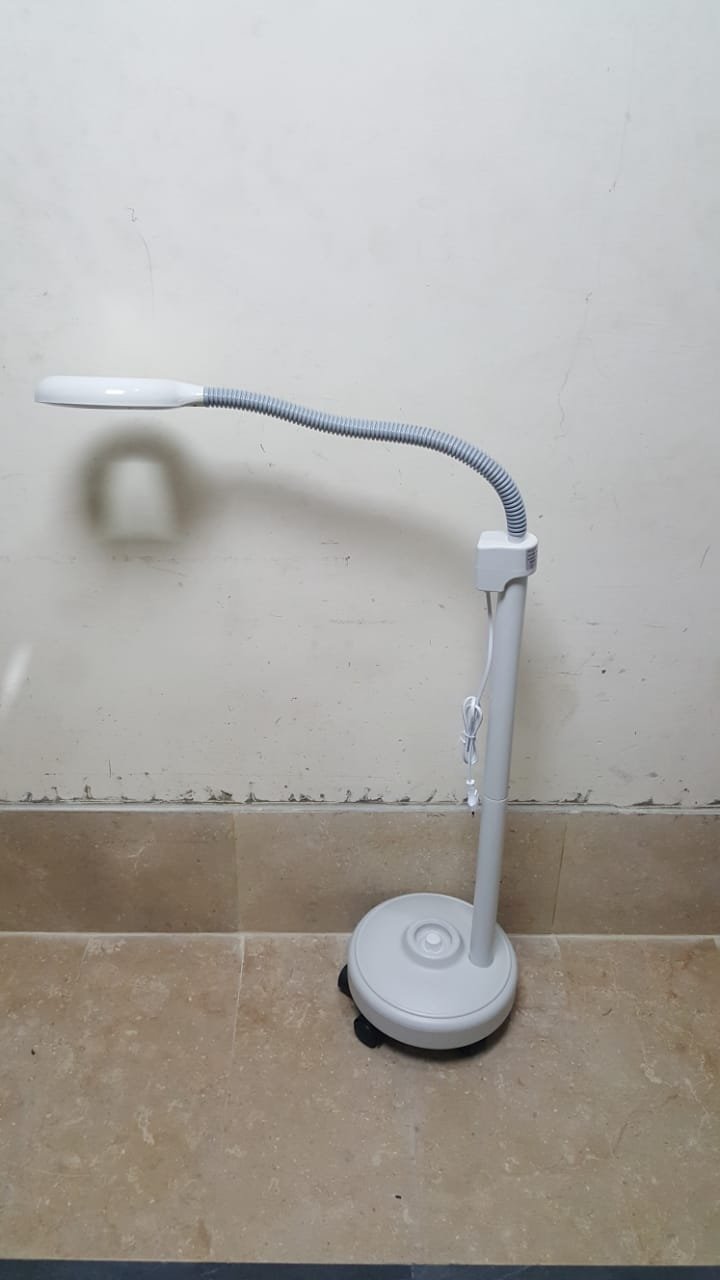 Magnifying Lamp LED With Floor Rolling Stand - Image 5